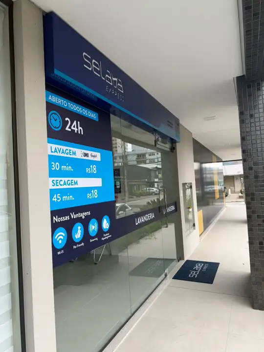 Vitrine da lavanderia com preços e horário 24h